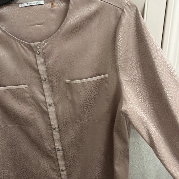 Gold T Tahari blouse ⭐️ - Picture 3 of 5